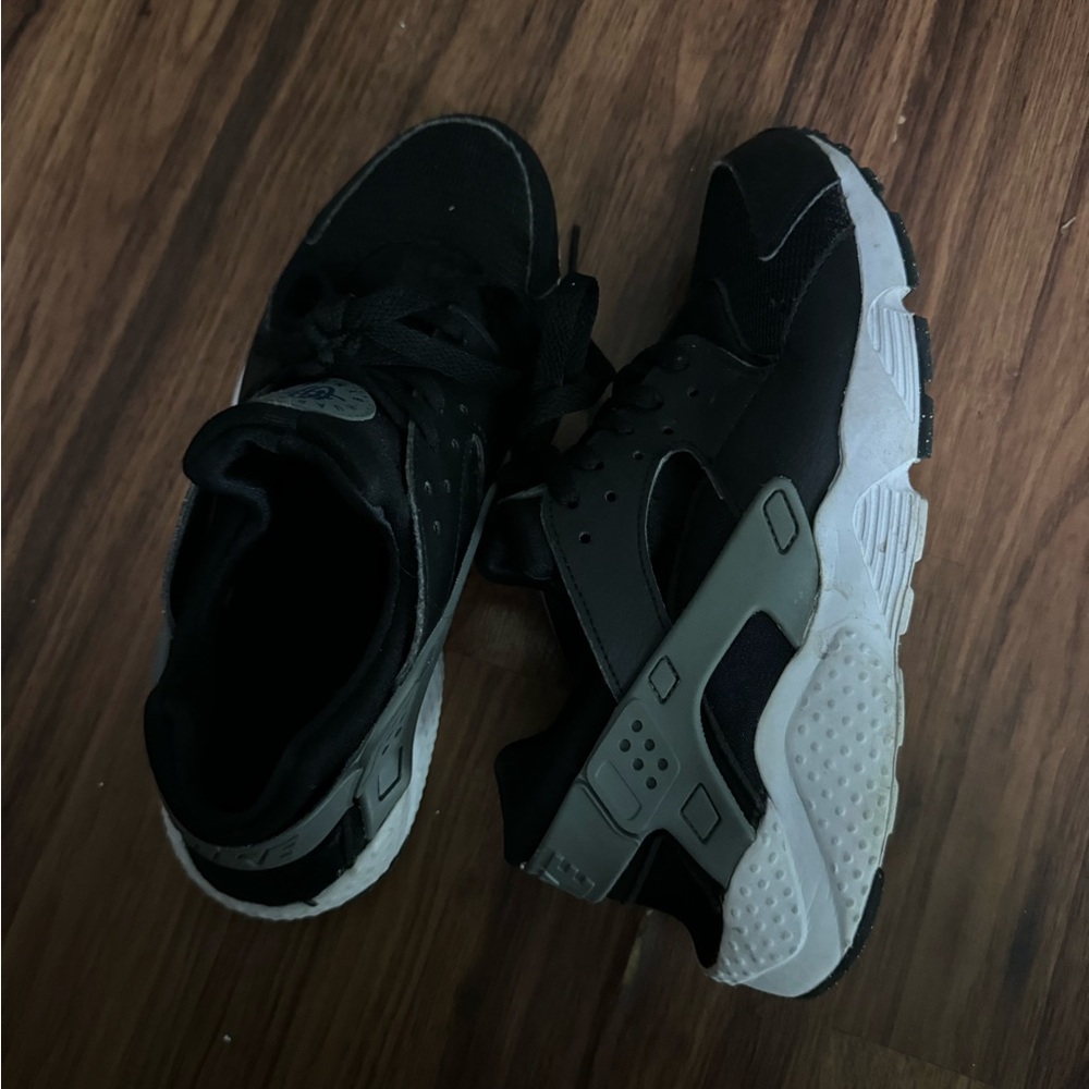gray and black nike hurcahes .
